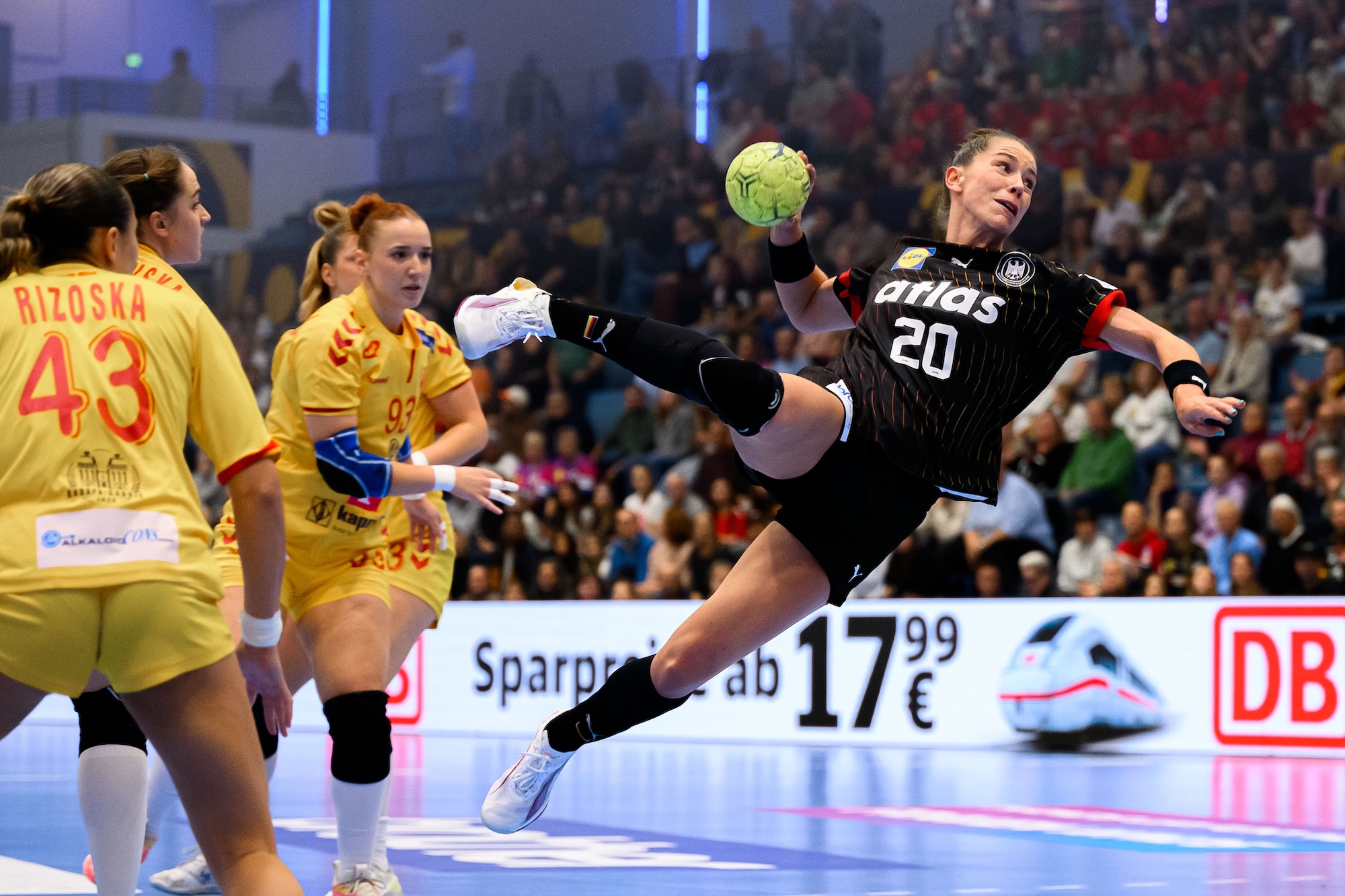 SUMMARY: Home side winning trend continues; Serbia and Netherlands in goal spectacles