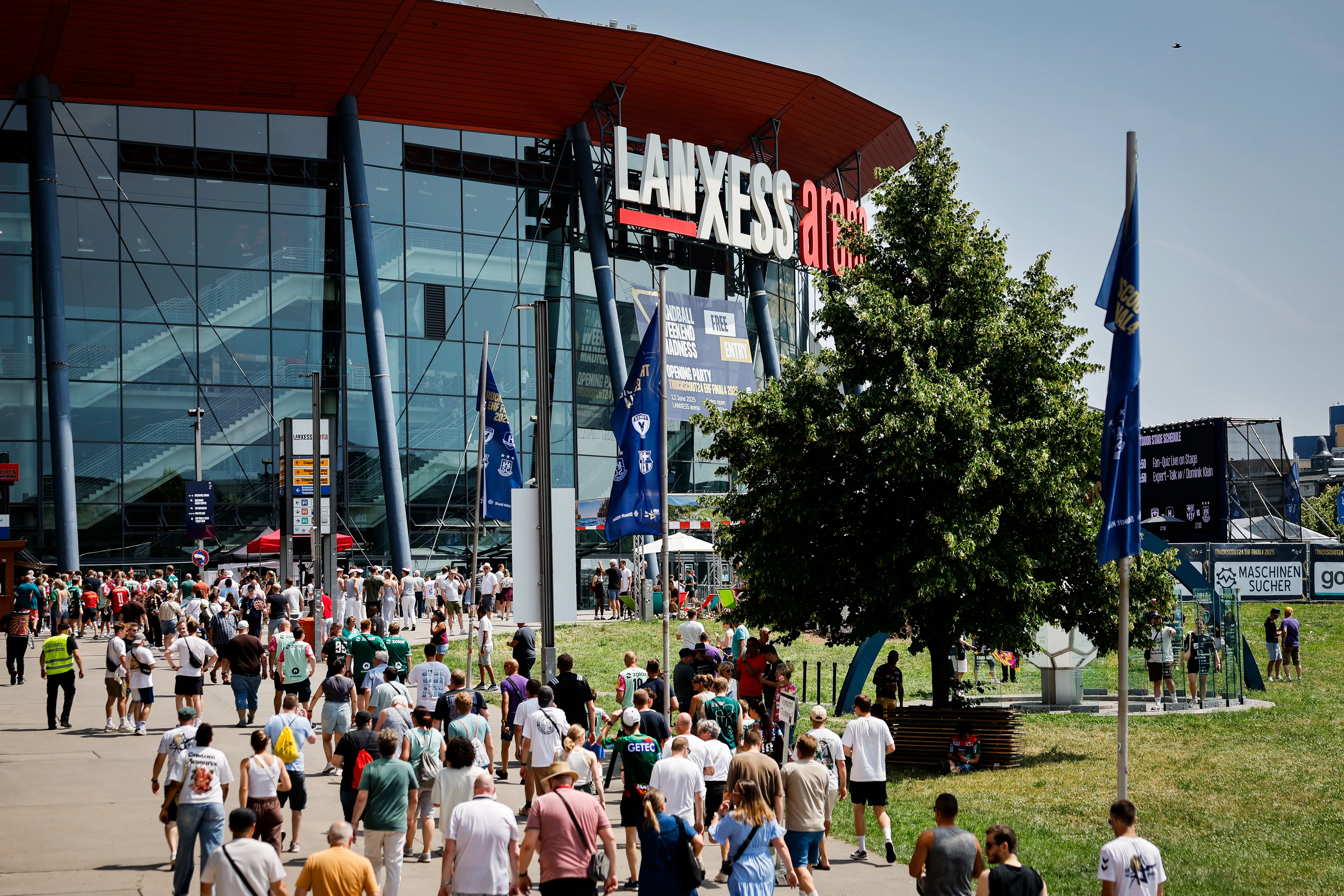 Handball CL: First Official Fan Trail of the TruckScout24 EHF FINAL4