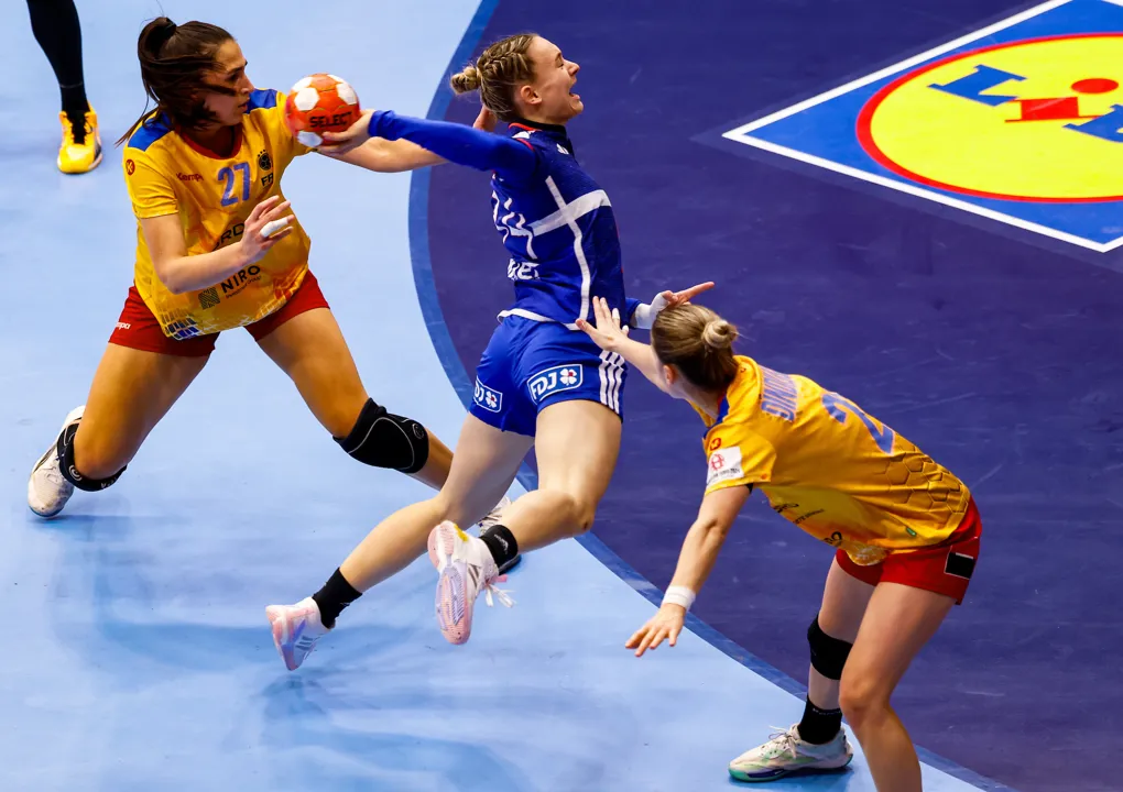 France win against brave Romanians