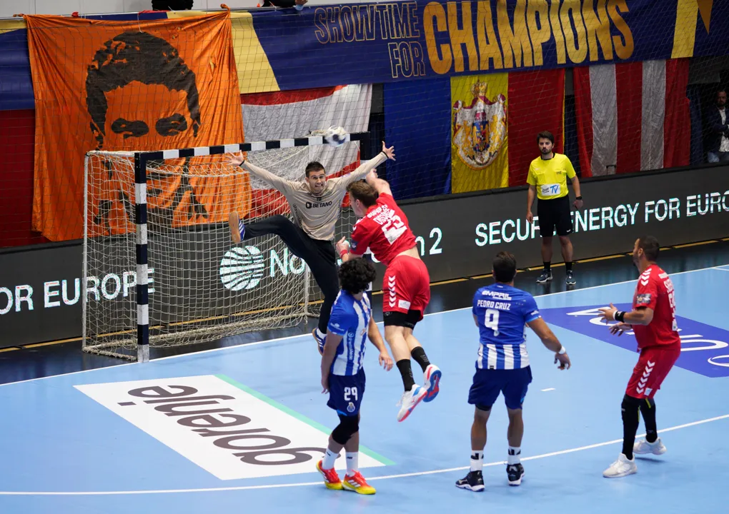 Porto enjoy second straight win in Bucharest