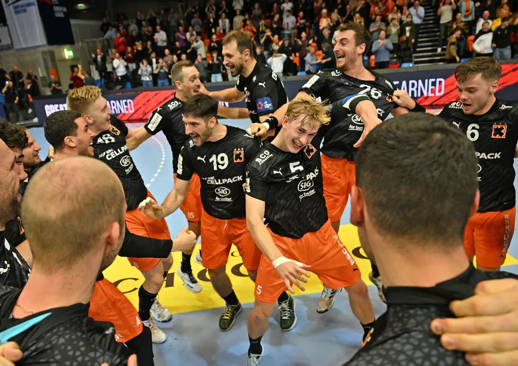 Day review 2: Dramatic battle for main round spots in late matches
